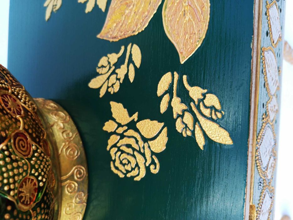 Малък скрин-шкаф, с чекмедже и ваза за сухи цветя.