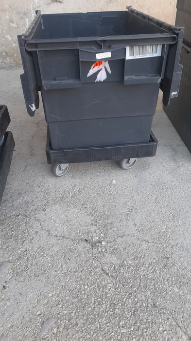 Cutii cu capac din plastic alimentat