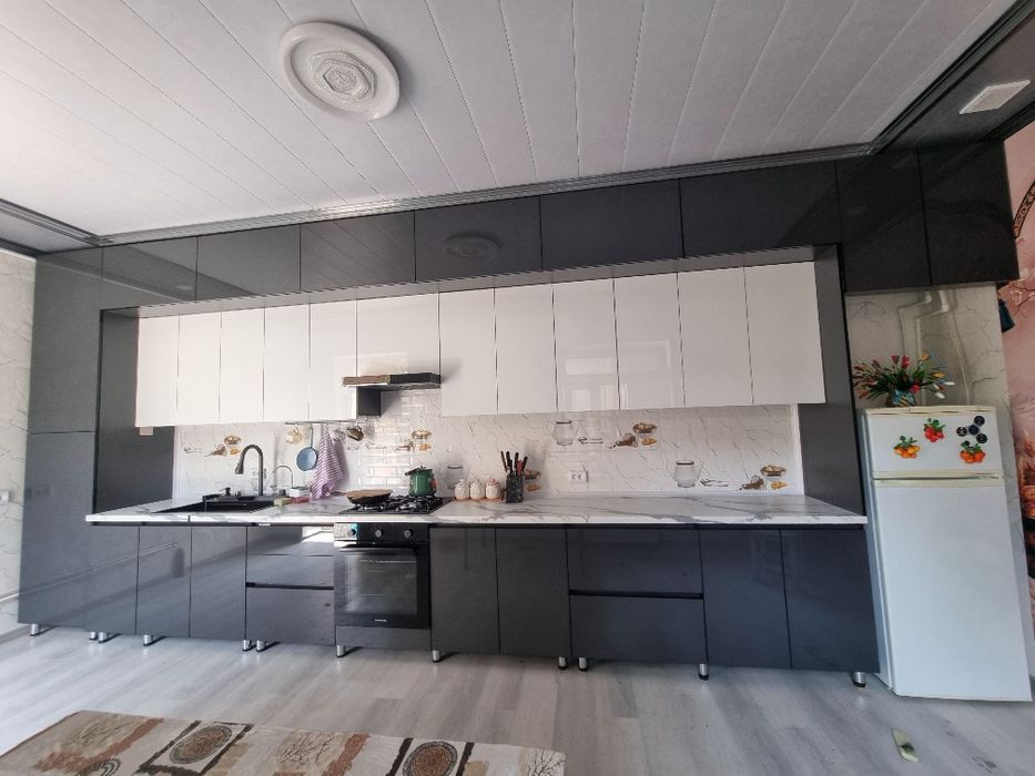 Rasmdagi oshxona mebeli narxi 1 metri uchun 2.8 mln Sifat Mebel