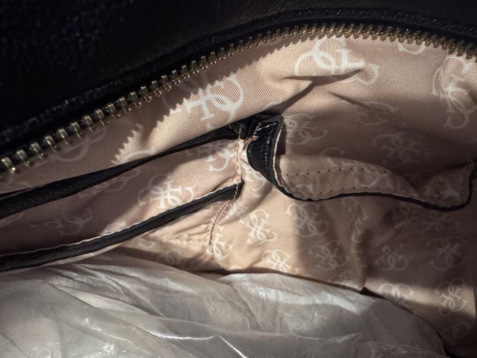 Черна кожена чанта Guess