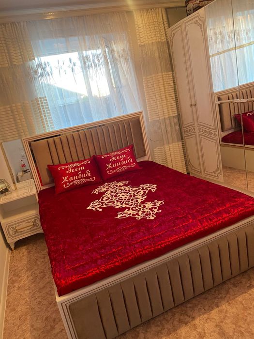 Спальный кровать, тумбочка, комод, и шкаф