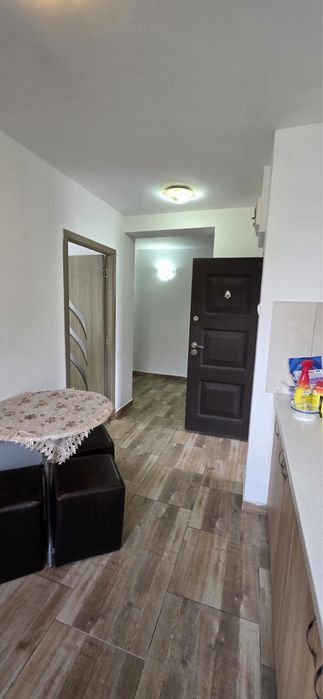 De inchiriat apartament la parter
