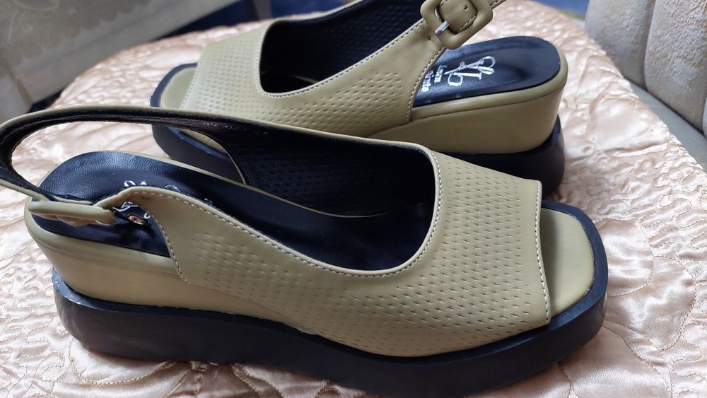 Продаётся женская летняя обувь.