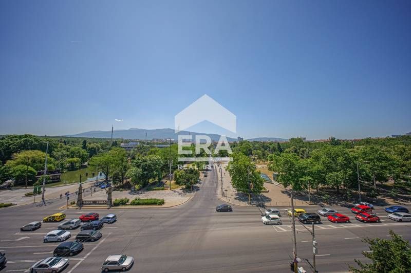 Единствен по рода си апартамент с гледка към Борисовата градина и план