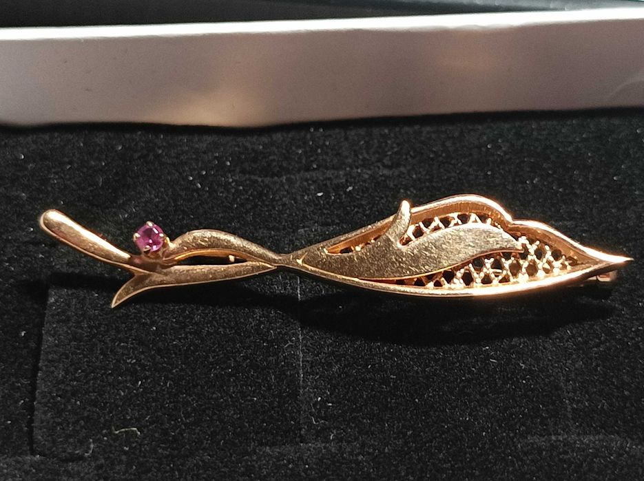 Златна руска брошка