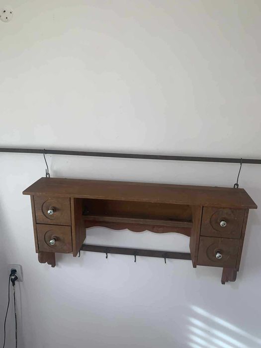 Cuier Polita cu patru sertare din lemn si butoane portelan