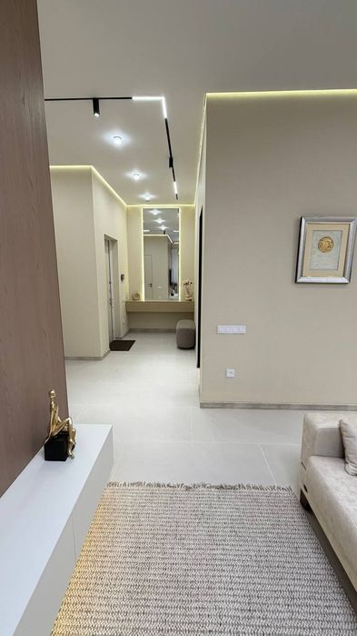 Продается 2 комнатная Жк Мухташам  (ул. Ниёзбек йули 2)
3 этаж 
70 к