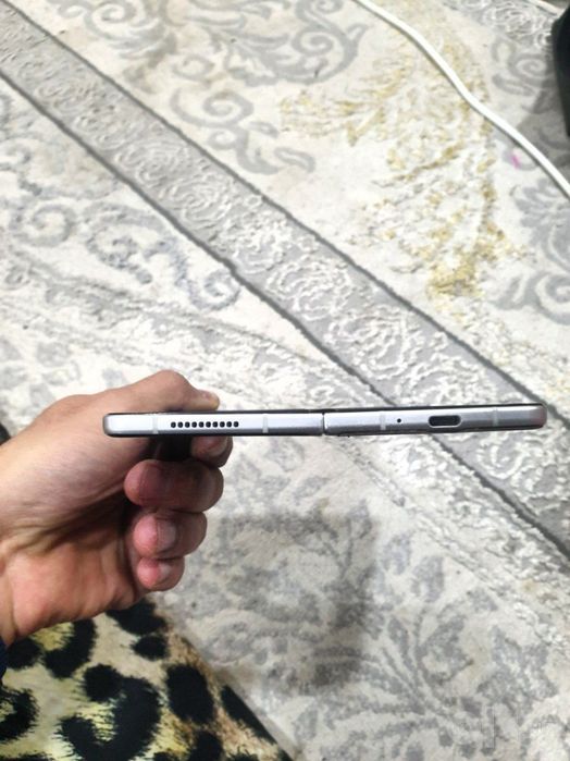 Samsung  Z fold 3 sotiladi 3.300 kelishamiz