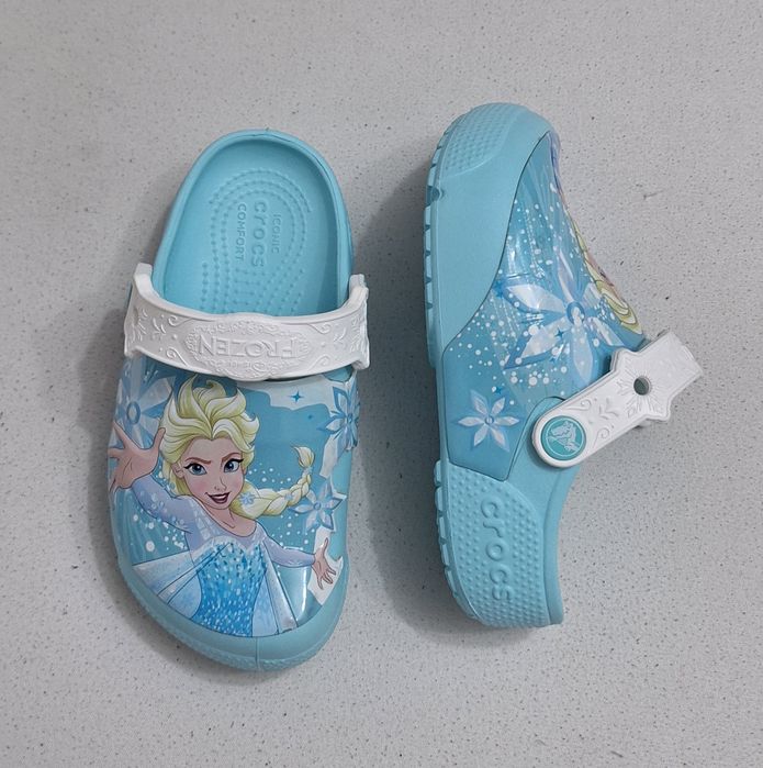 Slapi CROCS Frozen Elsa Light Clg K Ice Blue cu luminite, sandale apa, saboti plaja C11 sau Nr. 28 - 29 EU