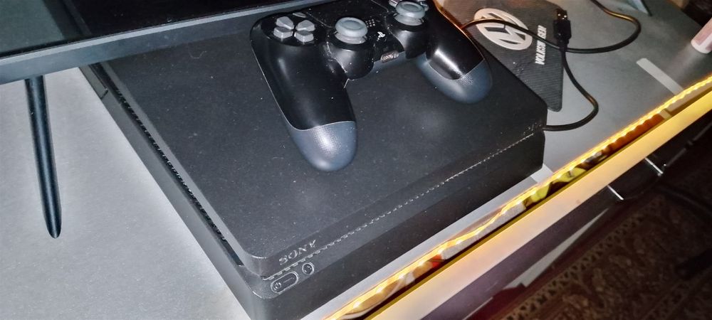 Продам Sony PlayStation 4 Slim 1Tb