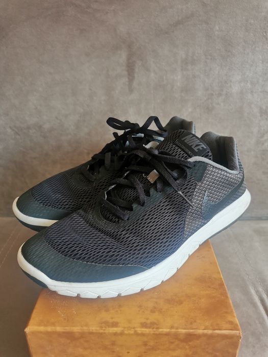 Продам мужские кроссовки Nike