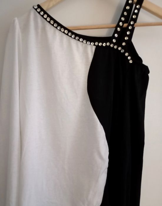 Нежна блуза с камъни