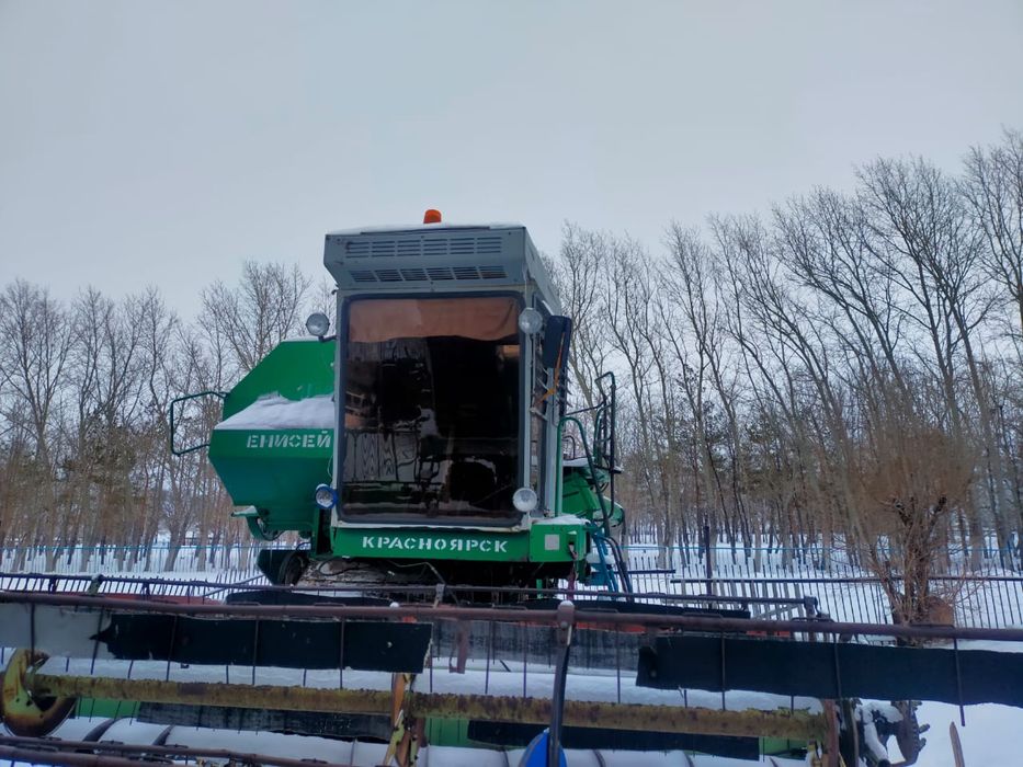 Продам комбайн, готов к уборке.