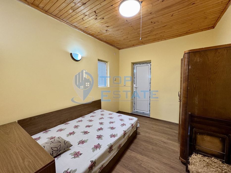 Двуетажна къща с кладенец в село Добри дял, област Велико Търново