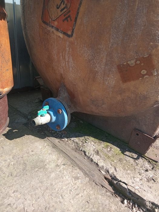 DE VÂNZARE bazin pentru vin.