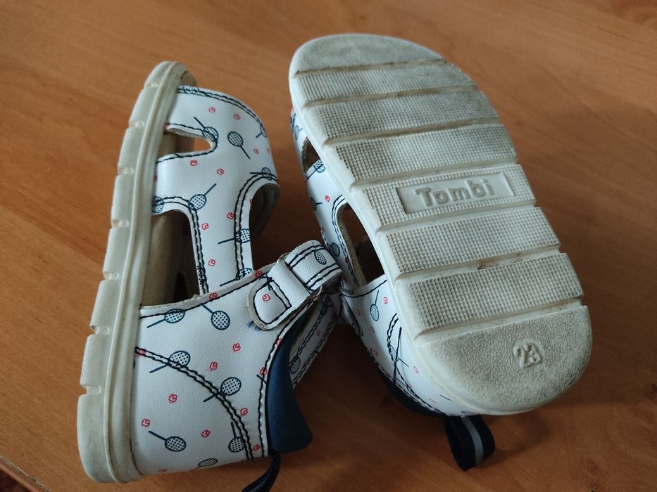 Продам две пары детской обуви