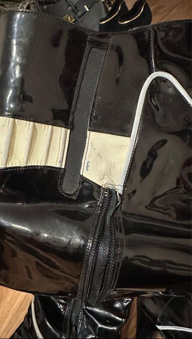 Эффектные лаковые сапоги