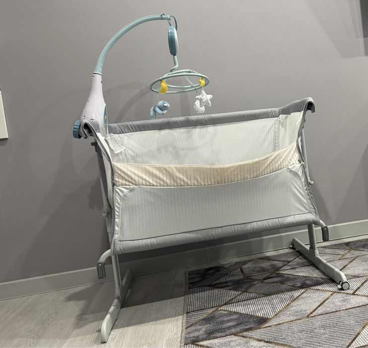 Продам приставную кроватку chicco