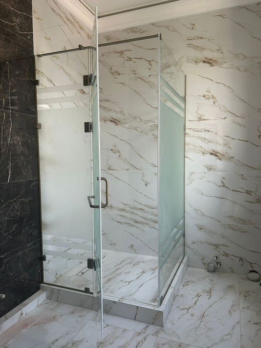 Стеклянные душевые кабины и перегородки