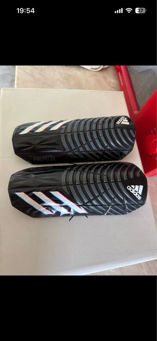 Aparatori de fotbal adidas am 4 perechi ca noi