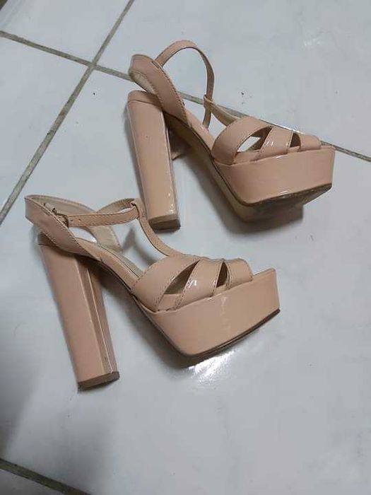 Sandale crem mărimea 36/37