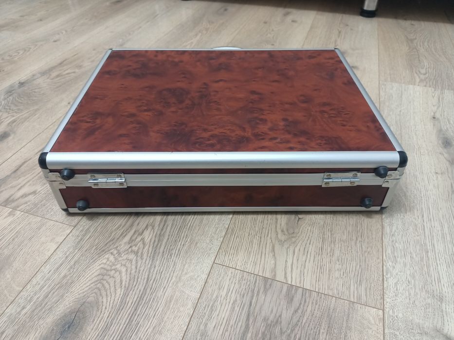 Продаю чемодан в отличном состоянии