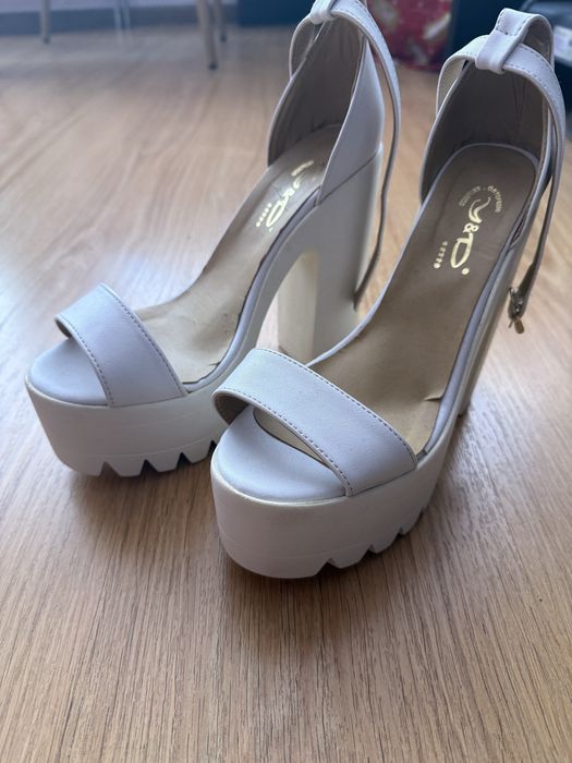 Дамски отворени обувки с висока платформа