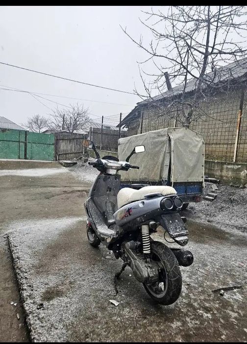 Vand sau schimb scuter aprilia sr 125cc 2t.