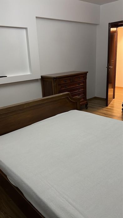 Inchiriez apartament 3 camere