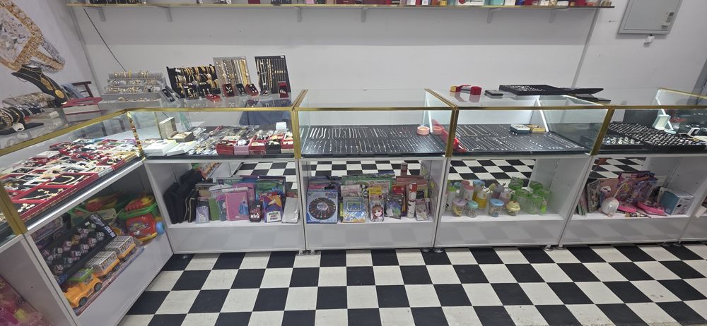 Dokon vitrina merely sotiladi