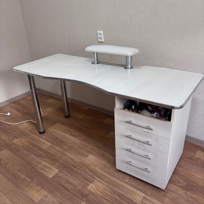 Маникюрный стол б/у