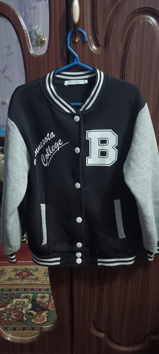 Продам ченую кофту бомпер