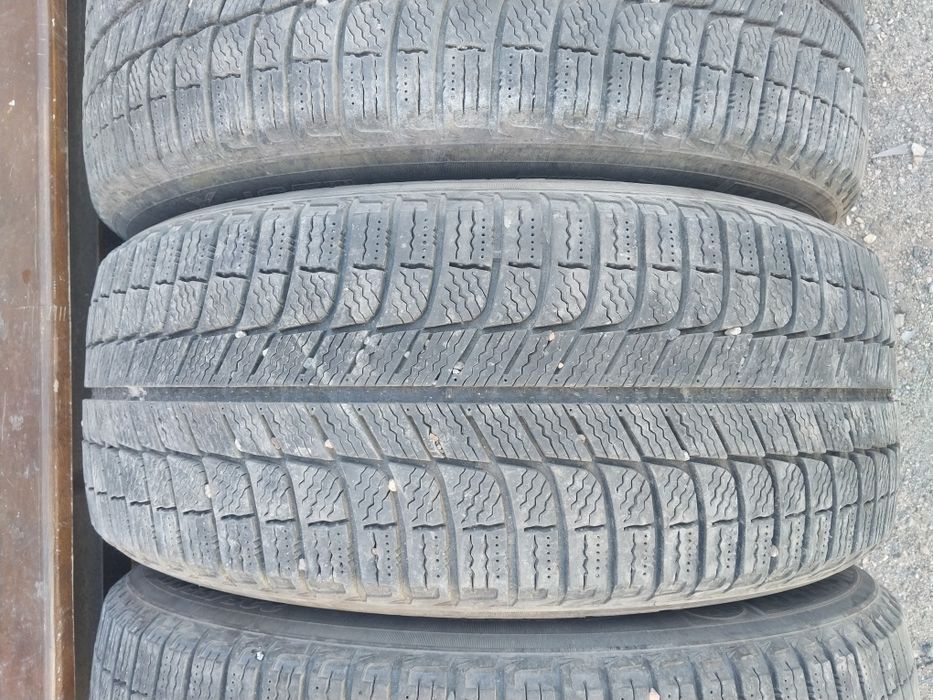 4 шины Michlen 225 55 R17.