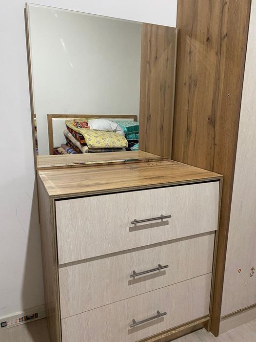 Спальный гарнитур, туалетный стол,тумба