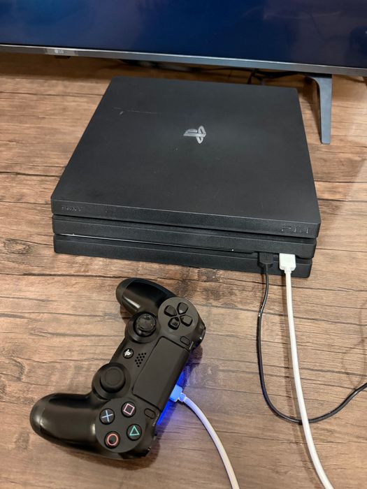 Продается игровая приставка Sony PlayStation 4 pro в хорошем состоянии