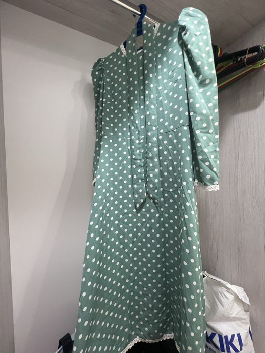 Киімдер сатылады