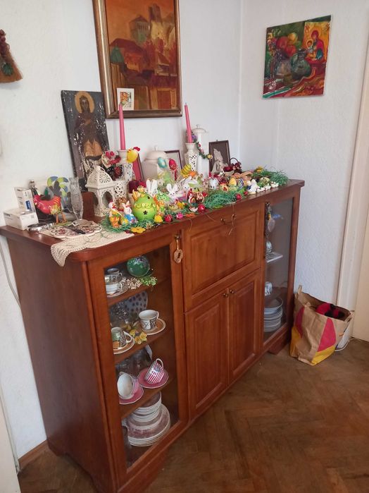 Шкаф-витрина от масивно дърво