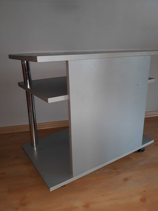 Продавам масичка за телевизор, с колелца