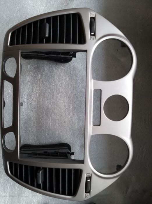 Rama centrala guri aerisire interior hyundai i20 2008-2012 84740-1j100