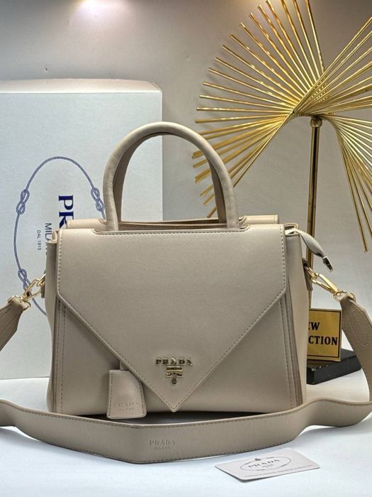 Geanta Prada noua !!! Dimensiuni 26/20 !!!