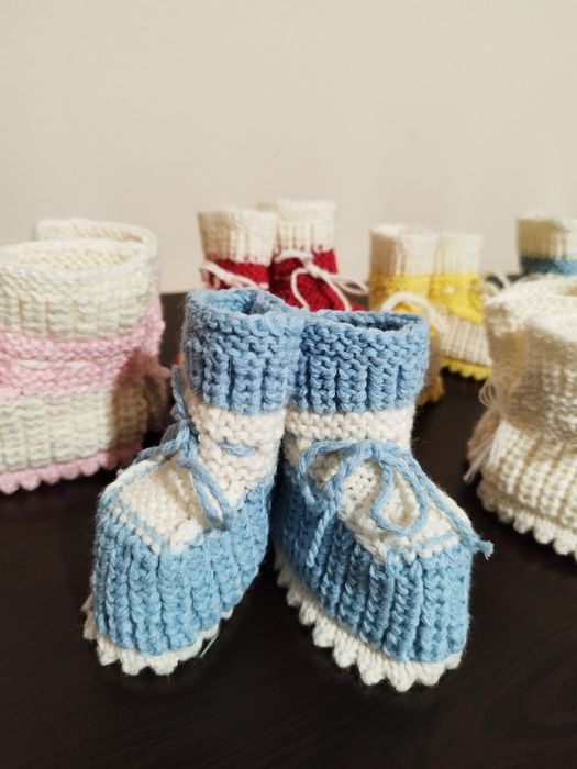 Ръчно плетени бебешки терлички и жилетки