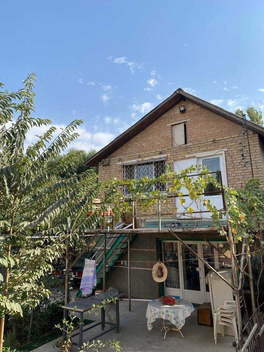 Продаётся двухэтажный дом/дача в Чирчике (ориентир Джалаир,СВТ «Куёш»)