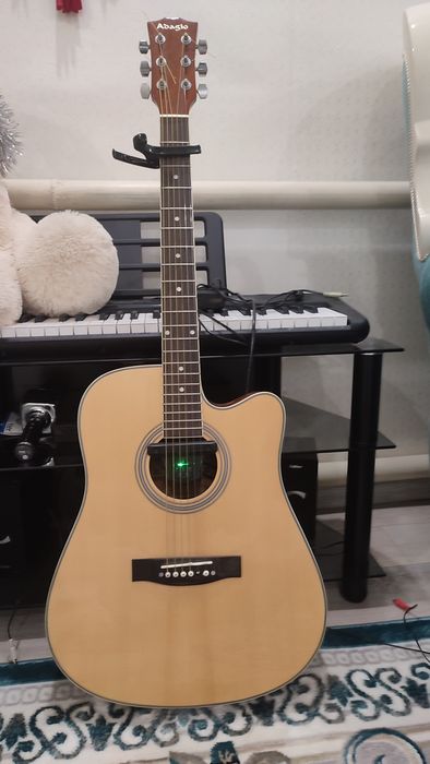 Продам акустическую гитару