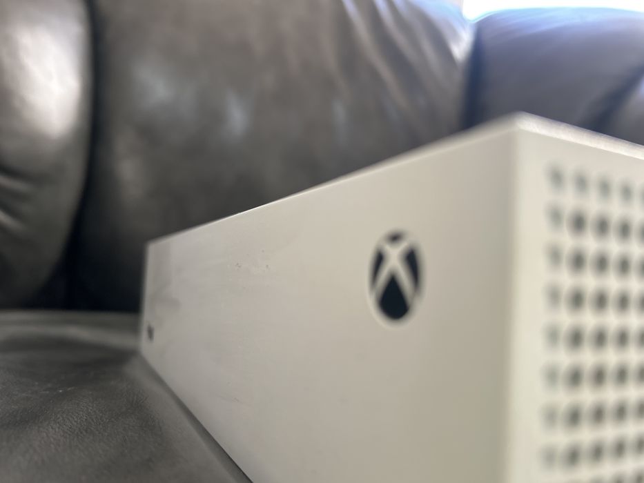 Vând xbox one ingrijit