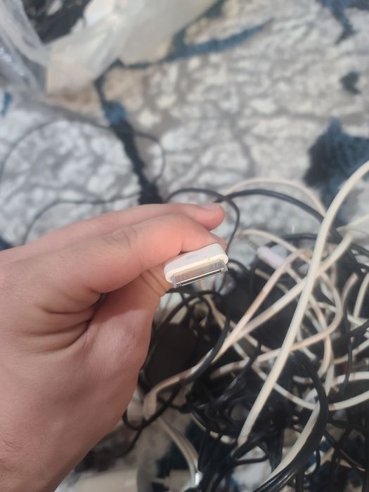 Eski telefonlar uchun zaryadchiklar kabellar