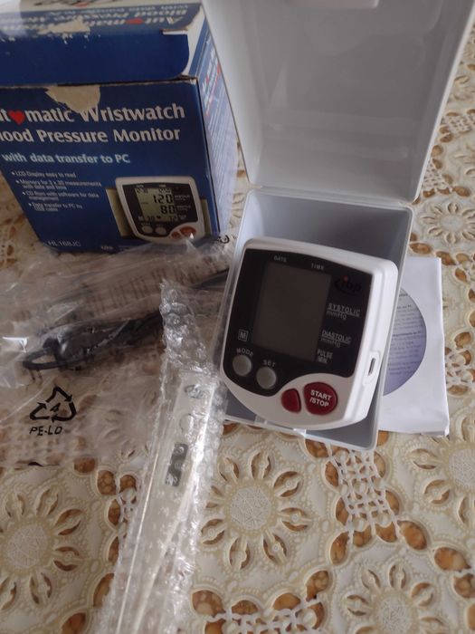 Апарат за измерване на кръвно налягане пулса и температура