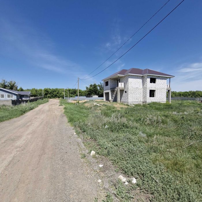 Продам участок с недостроенным домом в жероме