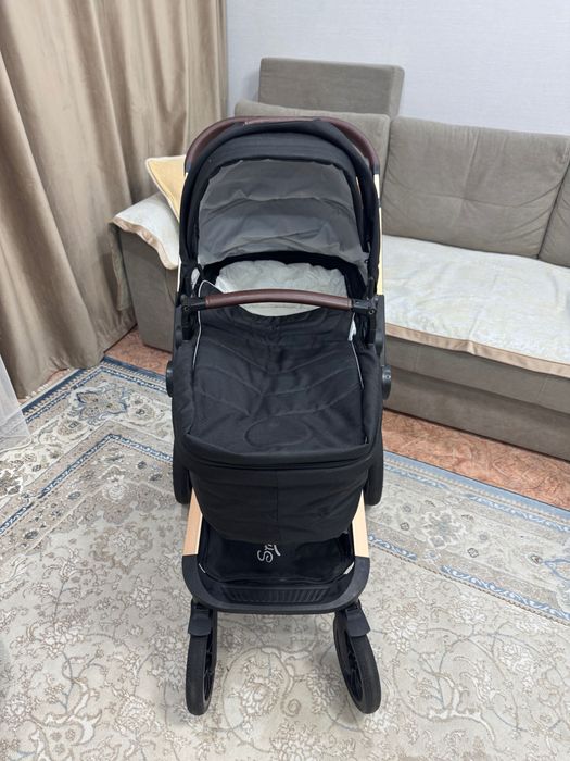 Продам коляску универсальную 3 в 1