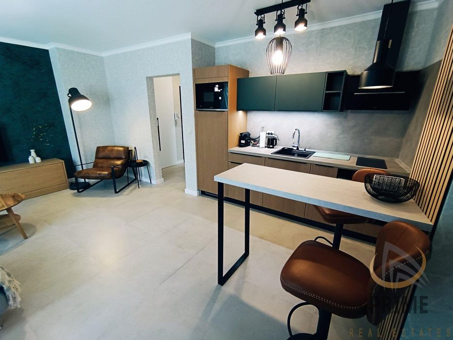 Дава се под наем Двустаен апартамент в Бургас, Център - 80 кв.м за 1000 € - Снимка #2