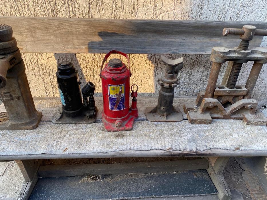 Радиаторы, домкраты, лестницы